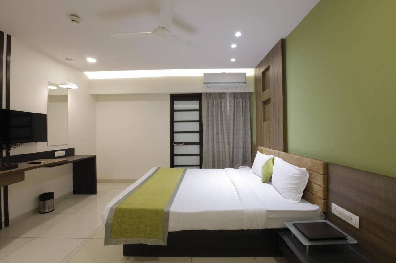 Hotel The Lotus Park Ahmedabad Exterior foto
