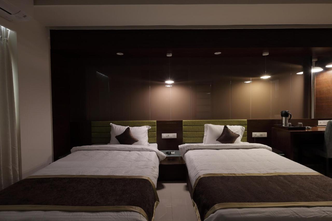 Hotel The Lotus Park Ahmedabad Exterior foto